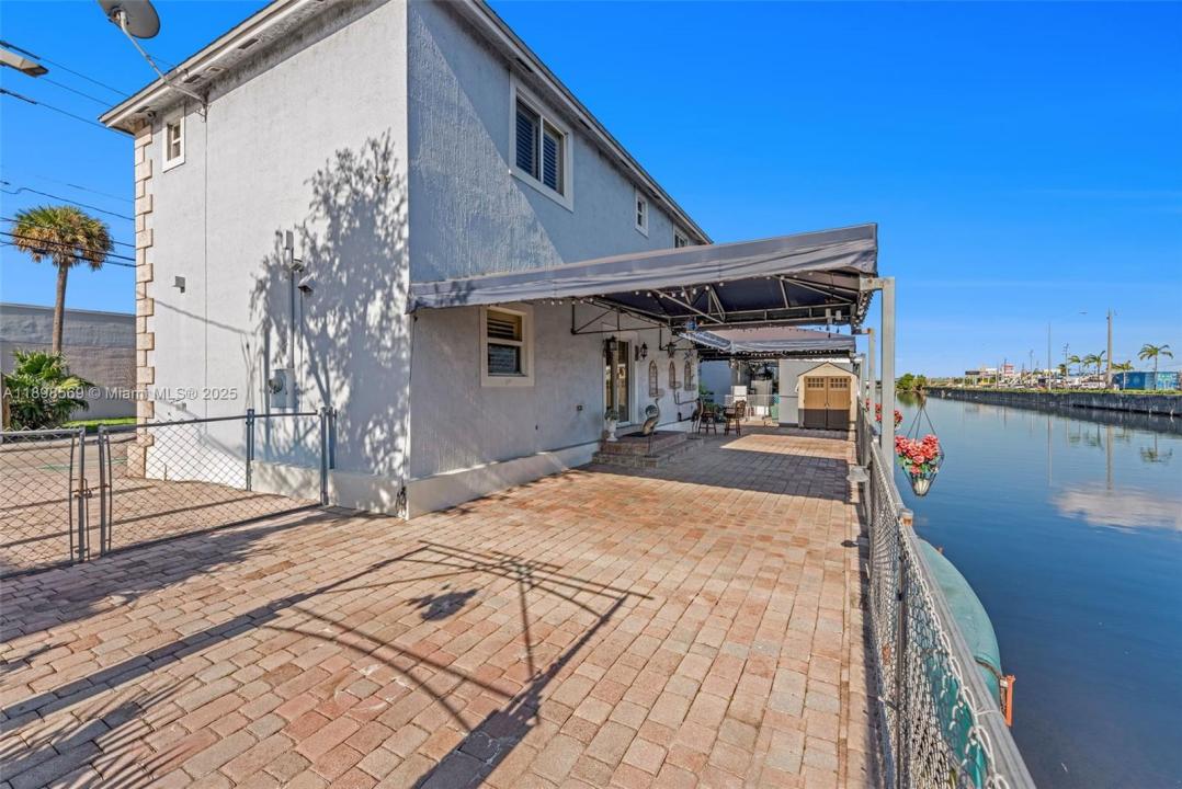 8357 NW South River Dr, Medley, Флорида 33166, Соединенные Штаты