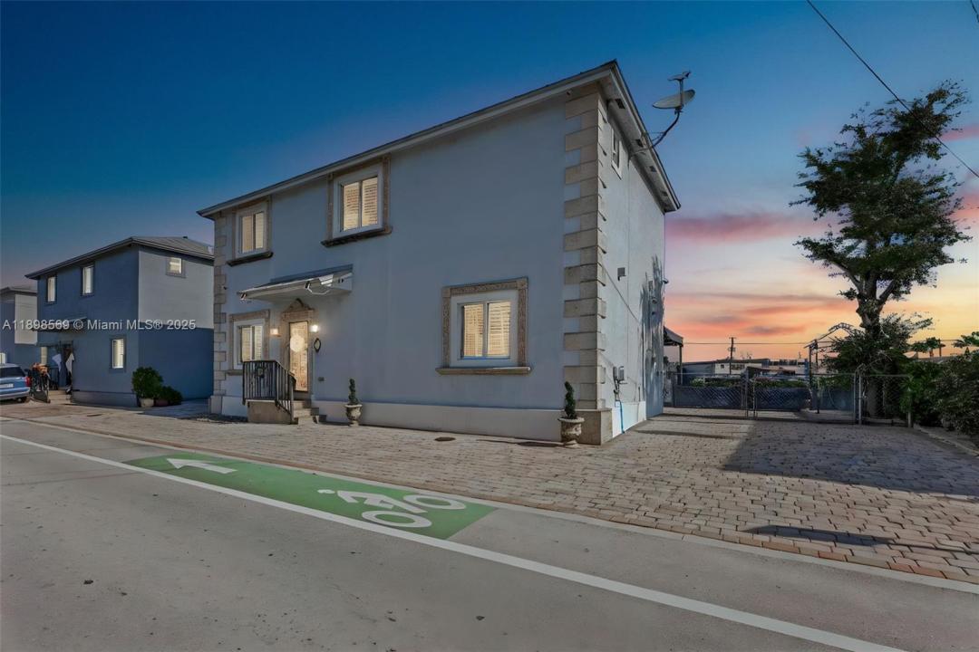 8357 NW South River Dr, Medley, Флорида 33166, Соединенные Штаты