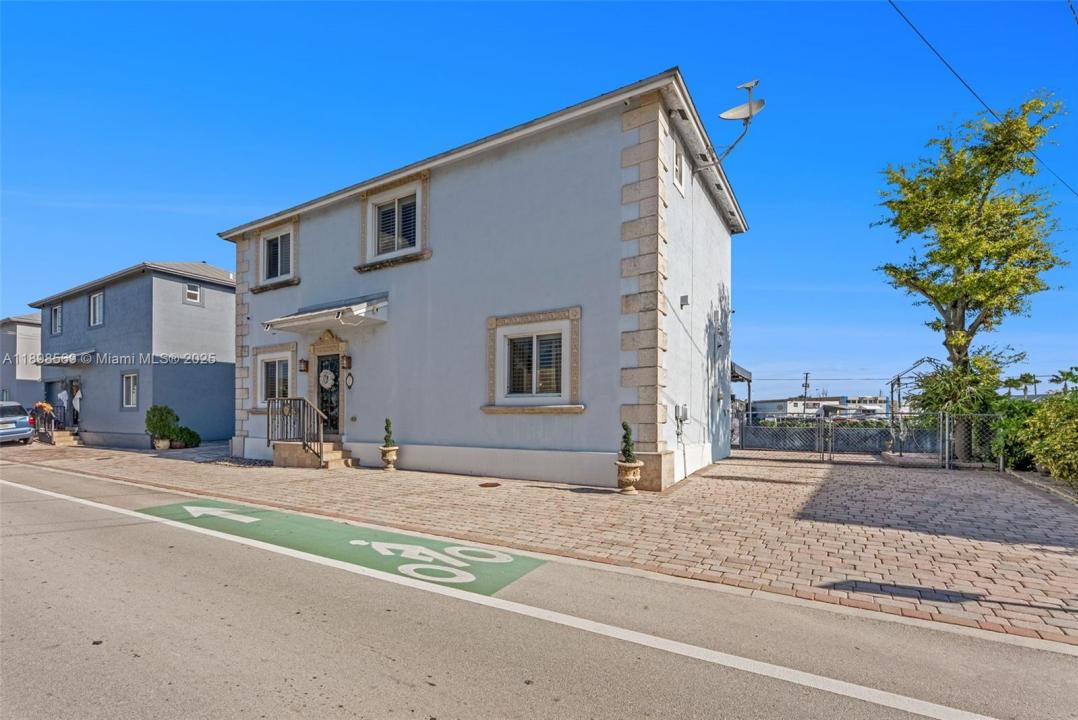 8357 NW South River Dr, Medley, Флорида 33166, Соединенные Штаты