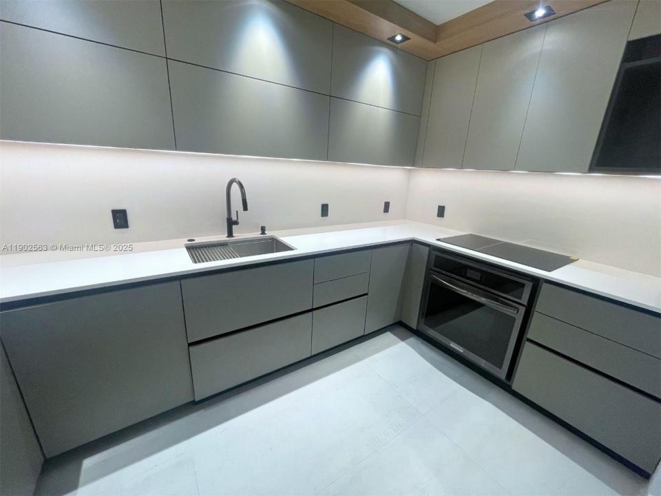 100 Bayview Dr 1901, Sunny Isles Beach, פלורידה 33160, ארצות הברית של אמריקה 