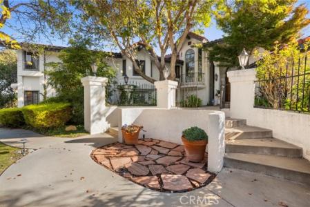 Robin, Santa Maria, California 93455