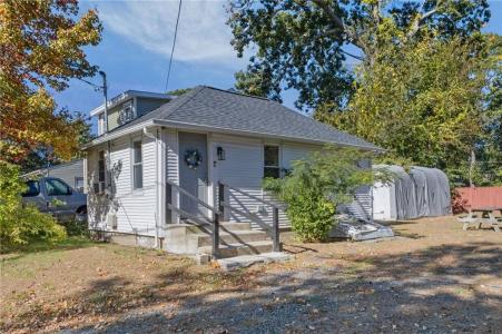 31 Oakhurst Avenue, Warwick, RI 02889, USA