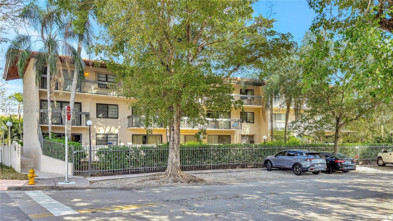 5201 Orduna Dr. 15, Coral Gables, פלורידה 33146, ארצות הברית של אמריקה