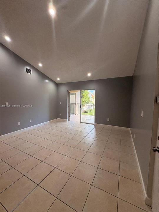 18850 NW 57th Ave 306, Hialeah, Flórida 33015, Estados Unidos