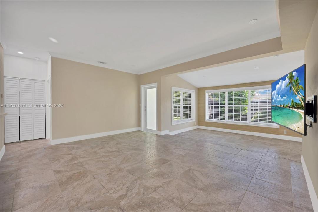 818 NE 3rd St, Hallandale Beach, פלורידה 33009, ארצות הברית של אמריקה