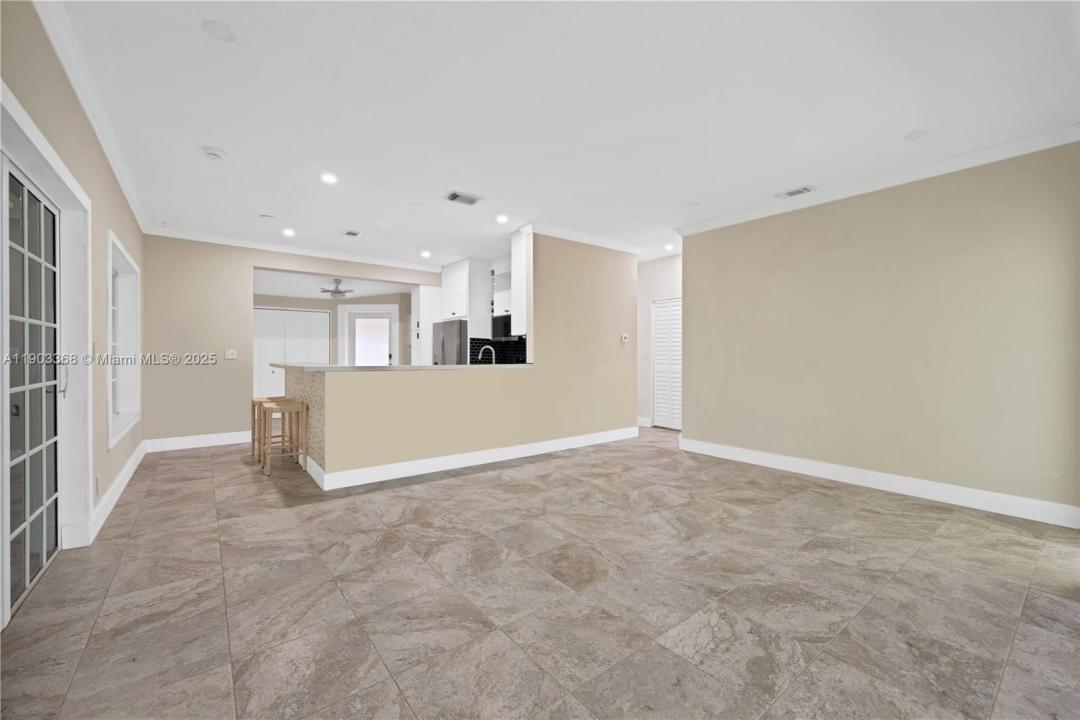 818 NE 3rd St, Hallandale Beach, פלורידה 33009, ארצות הברית של אמריקה