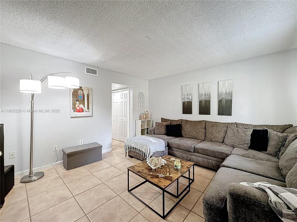 1782 W 42nd St 1782, Hialeah, Florida 33012, HOA KỲ