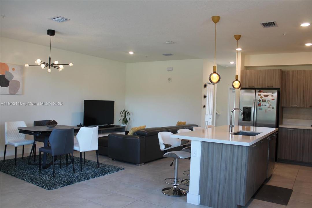 8265 NW 41 ST C-110, Doral, Flórida 33166, Estados Unidos