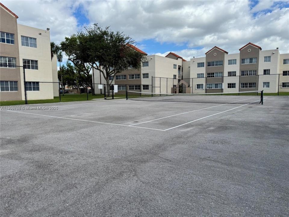 6175 NW 186th St 303, Hialeah, Флорида 33015, Соединенные Штаты