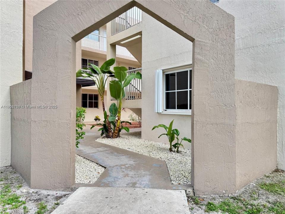 6175 NW 186th St 303, Hialeah, Флорида 33015, Соединенные Штаты