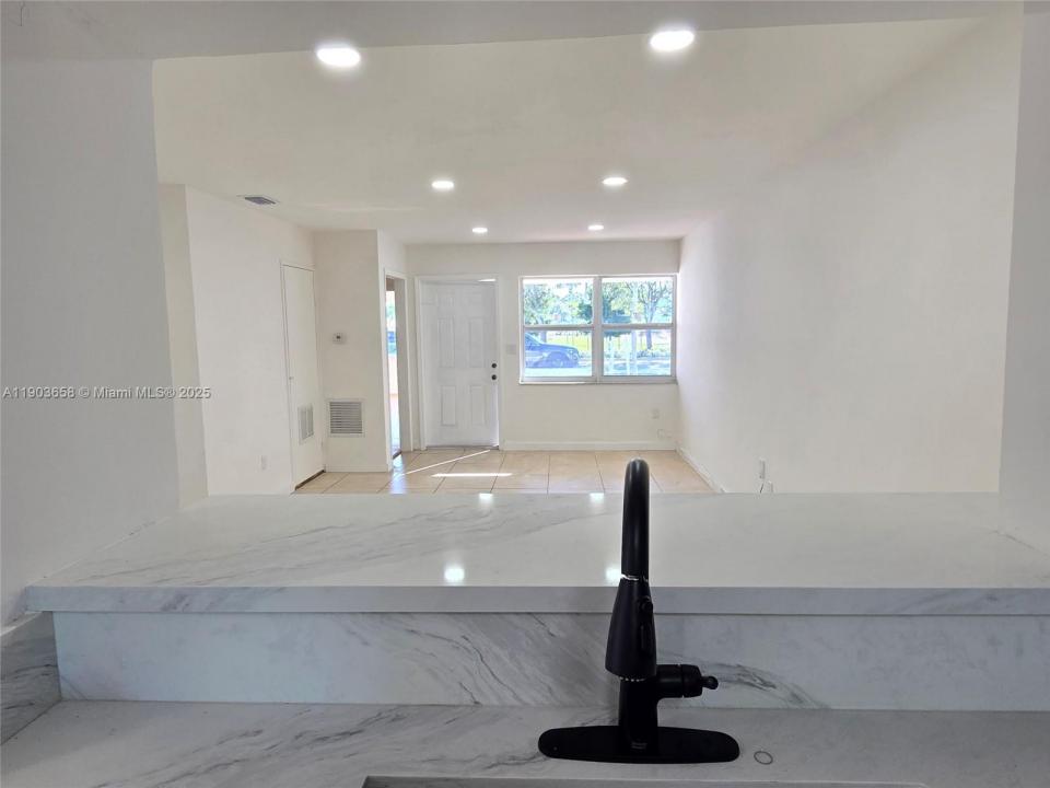 7770 W 8th Ave, Hialeah, Florida 33014