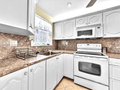 8465 Sunrise Lakes Blvd 212, Sunrise, Florida 33322, USA