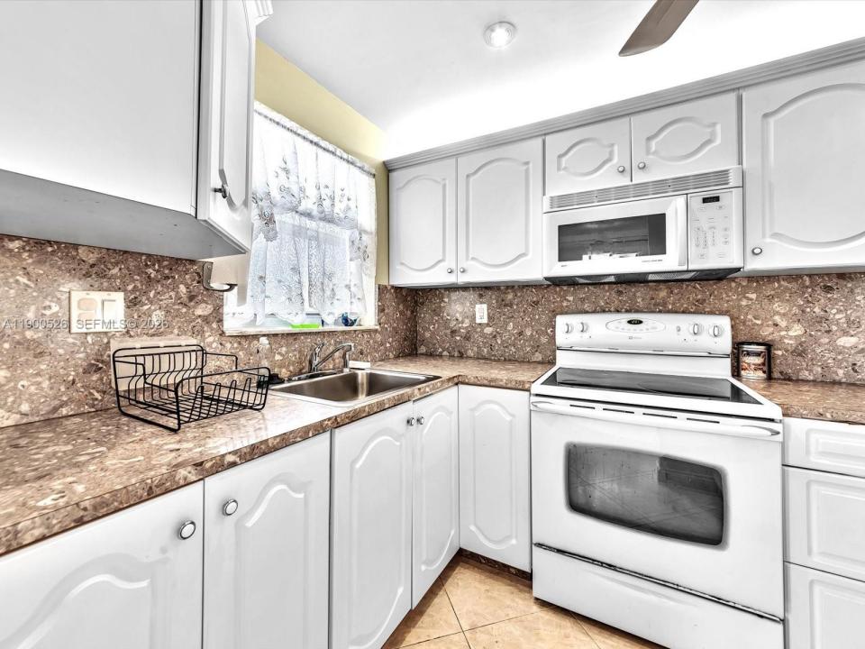 8465 Sunrise Lakes Blvd 212, Sunrise, Florida 33322, USA