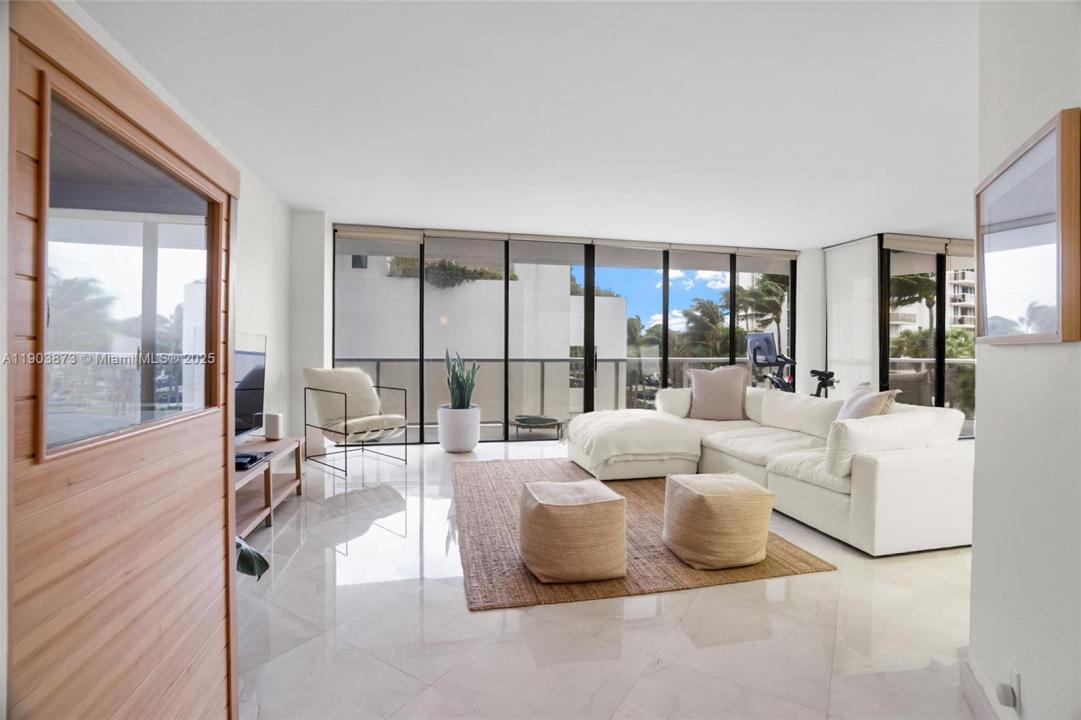 20281 E Country Club Dr M1, Aventura, Florida 33180, USA