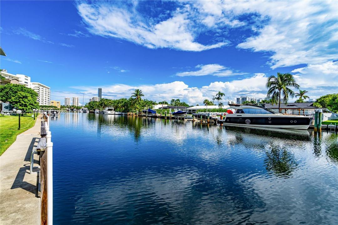 455 Paradise Isle Blvd 106, Hallandale Beach, Floride 33009, États-Unis