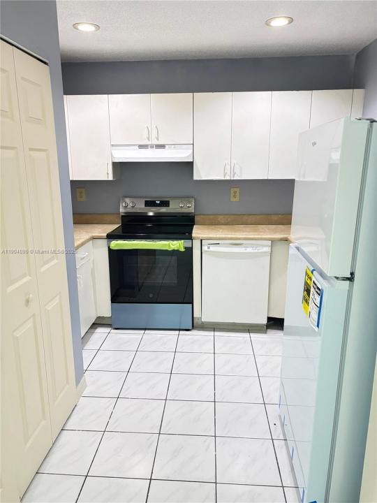 300 NW 114th Ave 2-102, Sweetwater, Flórida 33172, Estados Unidos