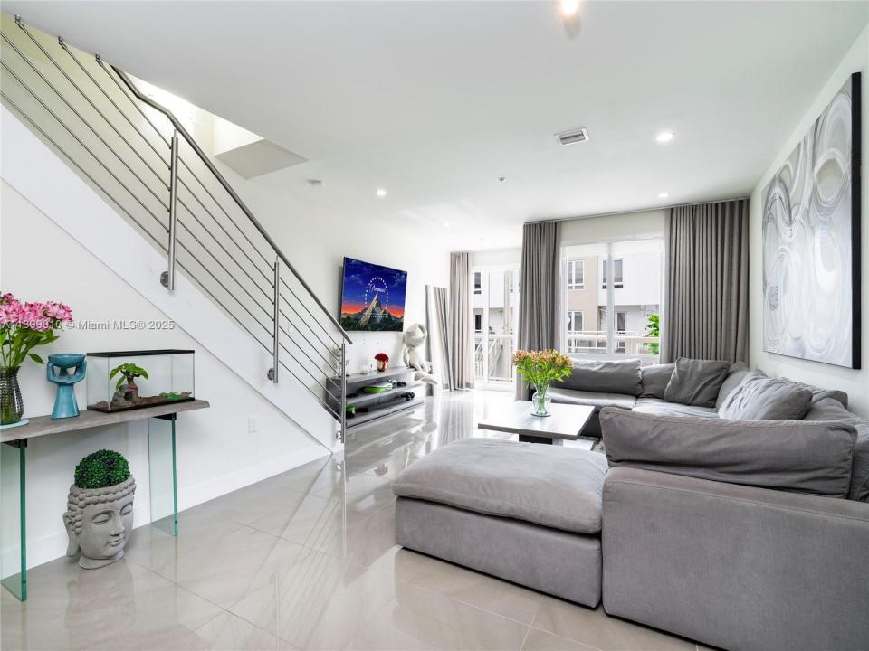 10245 NW 63rd Ter 206, Doral, Florida 33178, USA