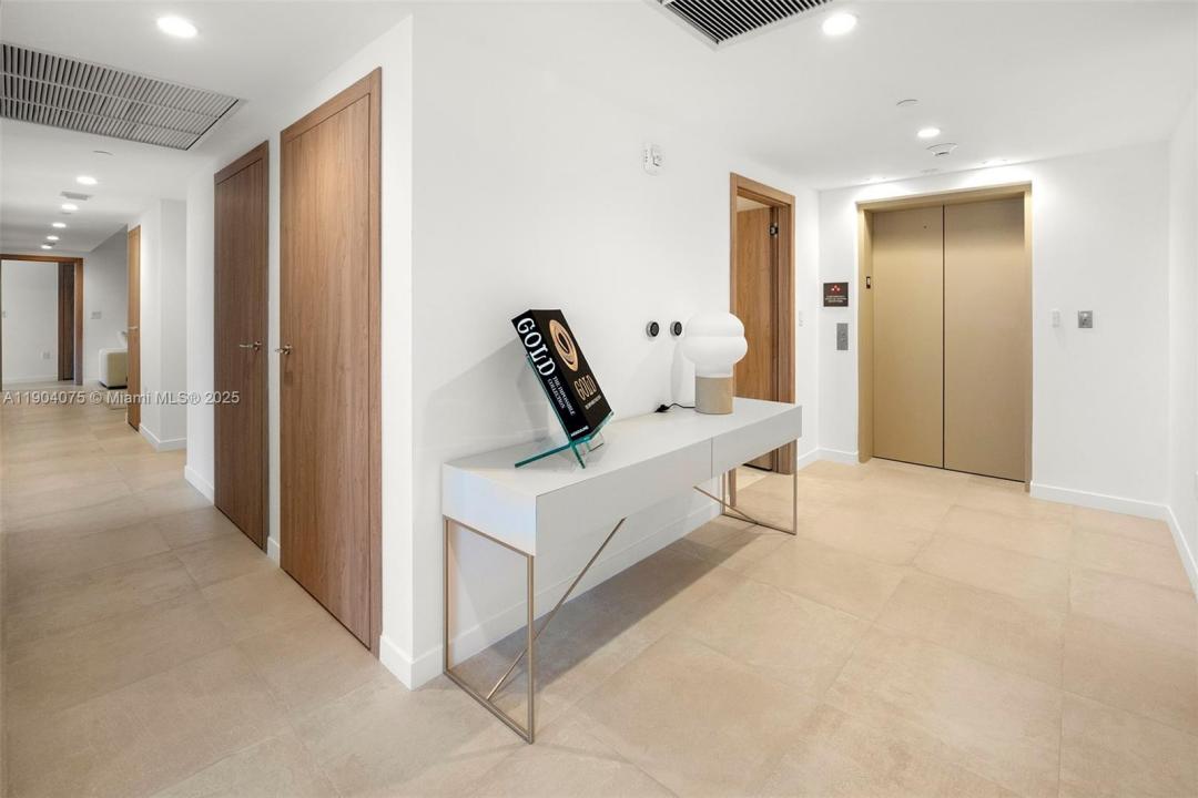 1135 103 606, Bay Harbor Islands, Florida 33154