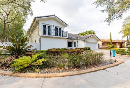 8371 NW 166th Ter, Miami Lakes, Florida 33016, USA