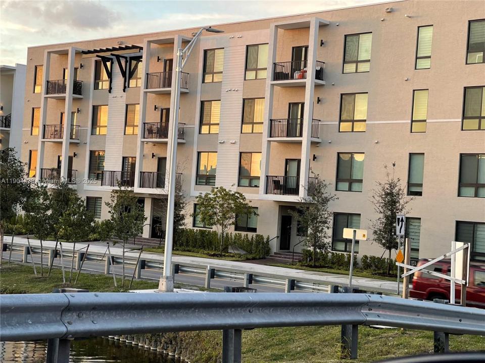 8265 NW 41 St 304, Doral, Floryda 33166, USA