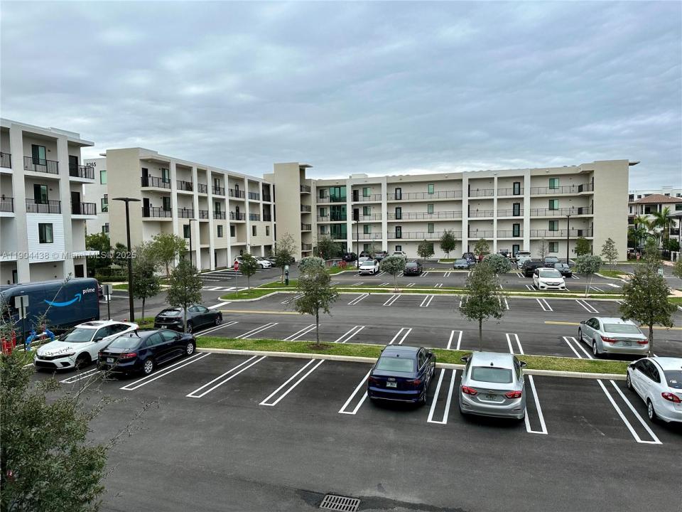 8265 NW 41 St 304, Doral, Floryda 33166, USA