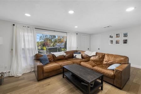 17 Larchmont Road, Warwick, Rhode Island 02886, USA