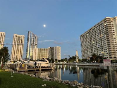 400 Kings Point Dr 811, Sunny Isles Beach, Florida 33160, USA