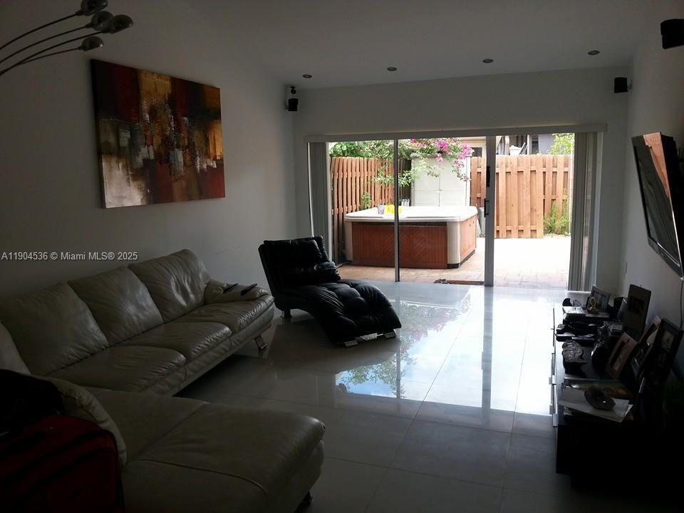 546 NE 199th Ln 4W, Miami, Floryda 33179, USA