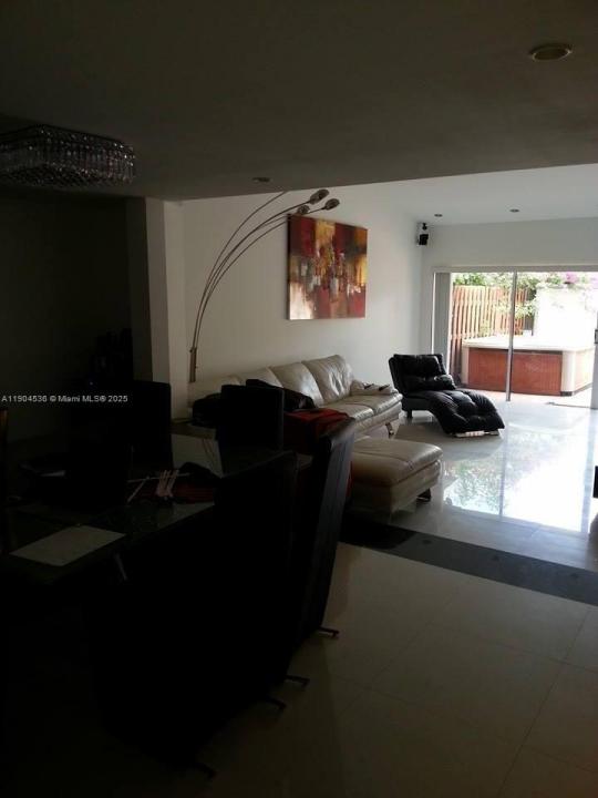 546 NE 199th Ln 4W, Miami, Floryda 33179, USA