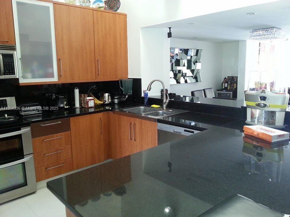 546 NE 199th Ln 4W, Miami, Floryda 33179, USA