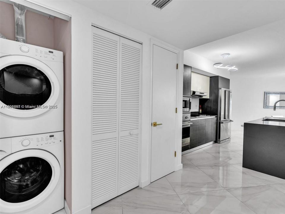 9821 E Bay Harbor Dr 302, Bay Harbor Islands, Florida 33154