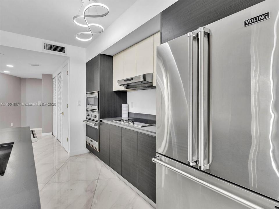 9821 E Bay Harbor Dr 302, Bay Harbor Islands, Florida 33154