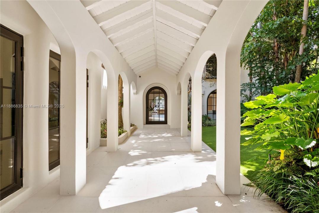 6065 Pine Tree Dr, Miami Beach, Florida 33140