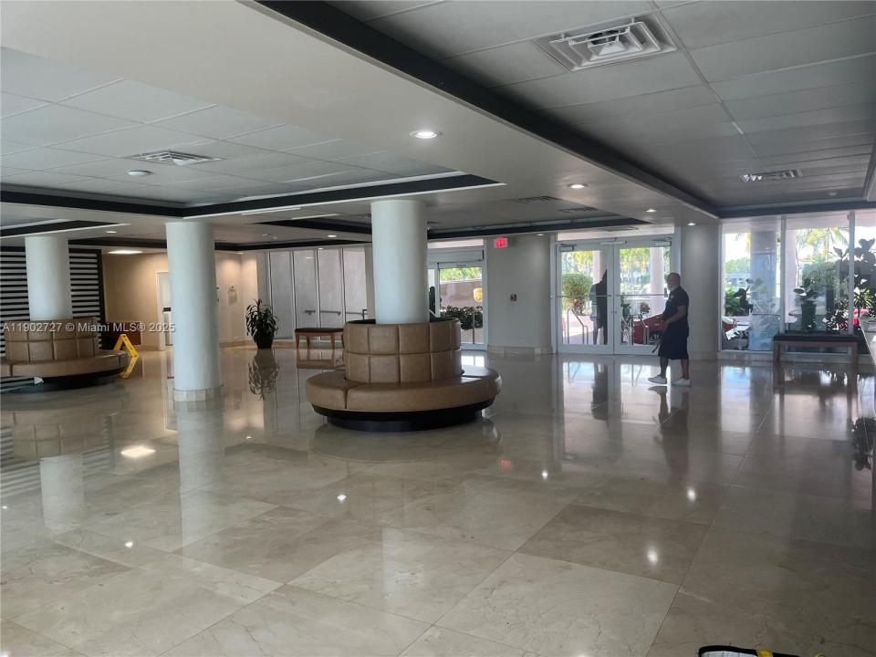 5005 Collins Ave 923, Miami Beach, Florida 33140, USA