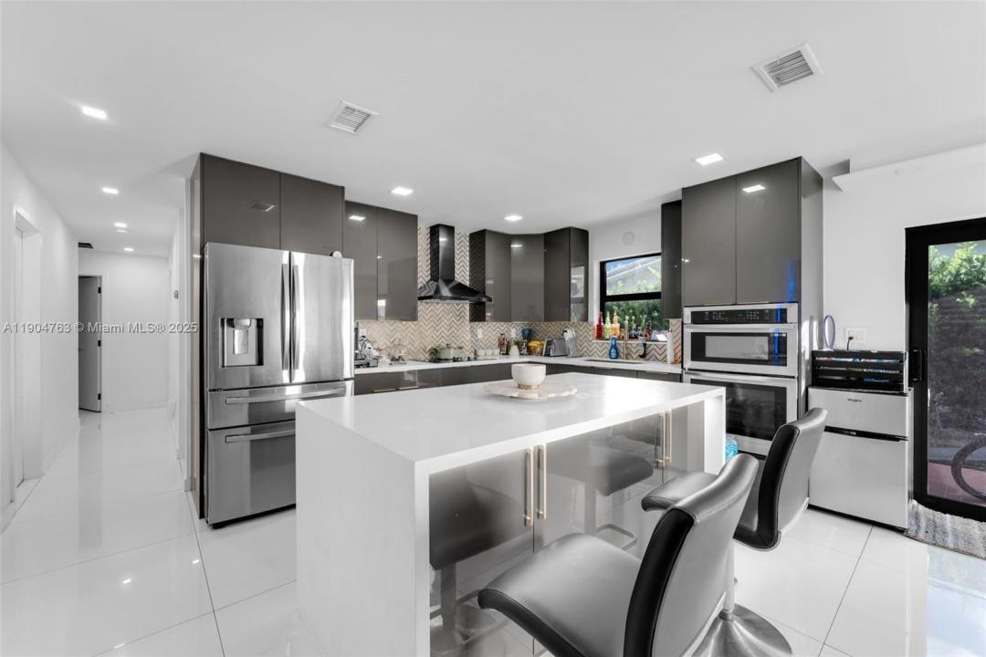 10364 SW 6th St 10364, Sweetwater, Флорида 33174, Соединенные Штаты