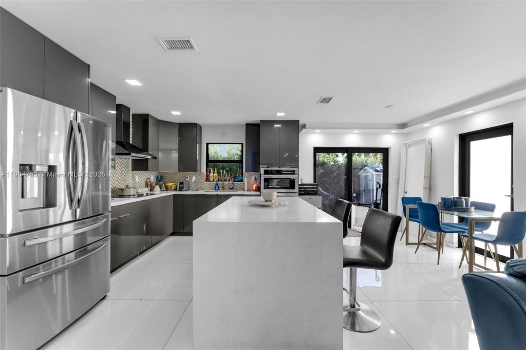 10364 SW 6th St 10364, Sweetwater, Флорида 33174, Соединенные Штаты