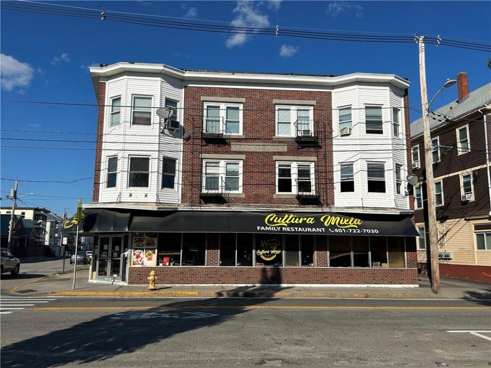 915 Dexter Street 2R, Central Falls, Rhode Island 02863, USA