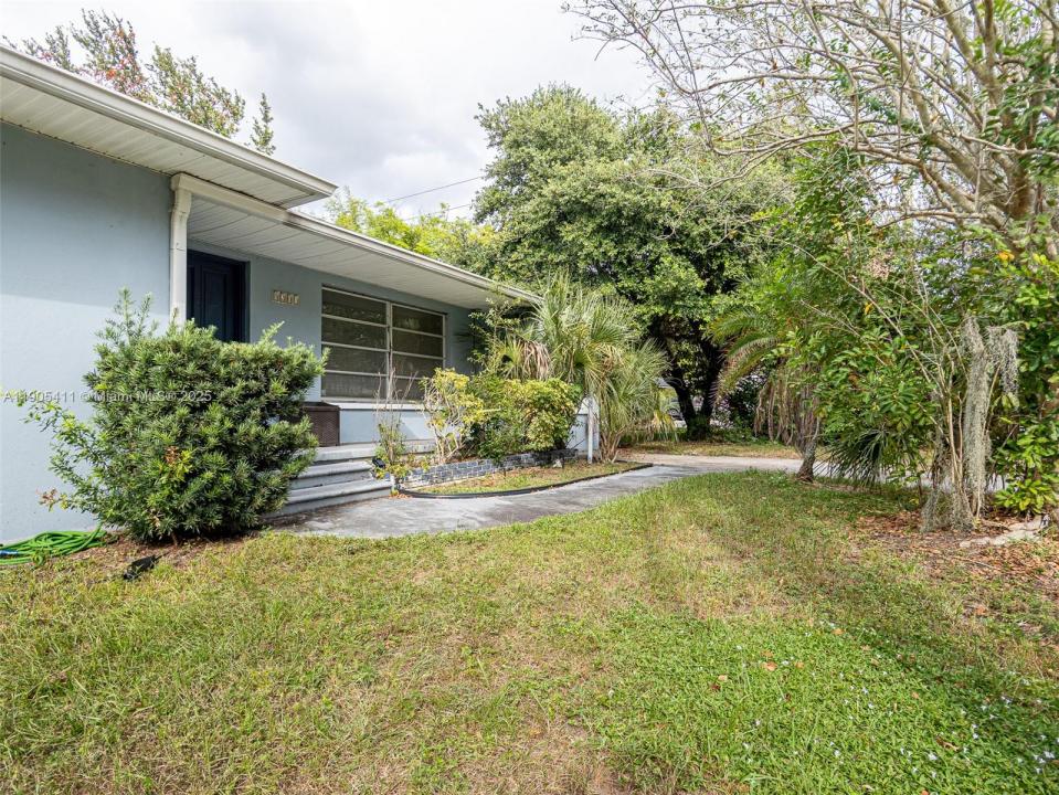 8201 YARDLEY AVE N, St Petersburg, フロリダ 33710, アメリカ合衆国