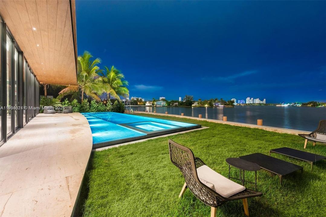 15 E San Marino Dr 15, Miami Beach, Florida 33139, USA