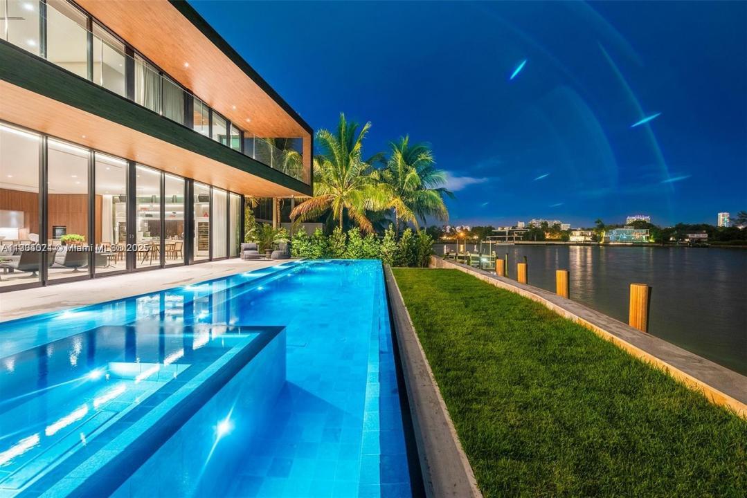 15 E San Marino Dr 15, Miami Beach, Florida 33139, USA