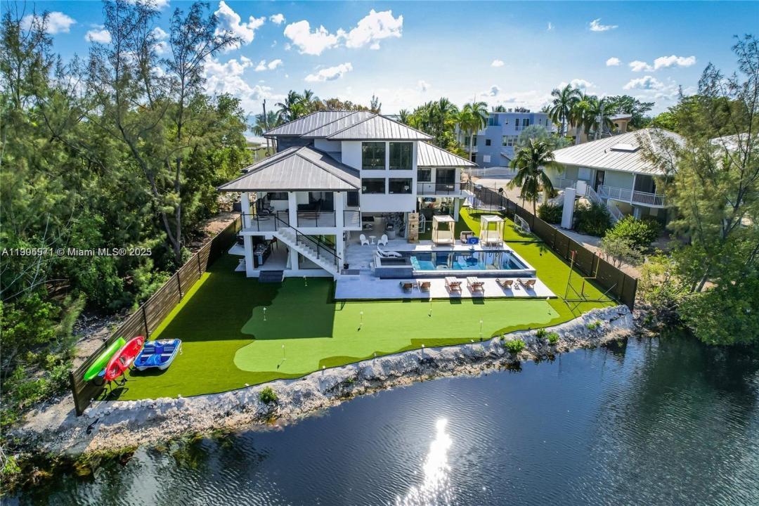 32 N Bounty Ln 32, Key Largo, Florida 33037