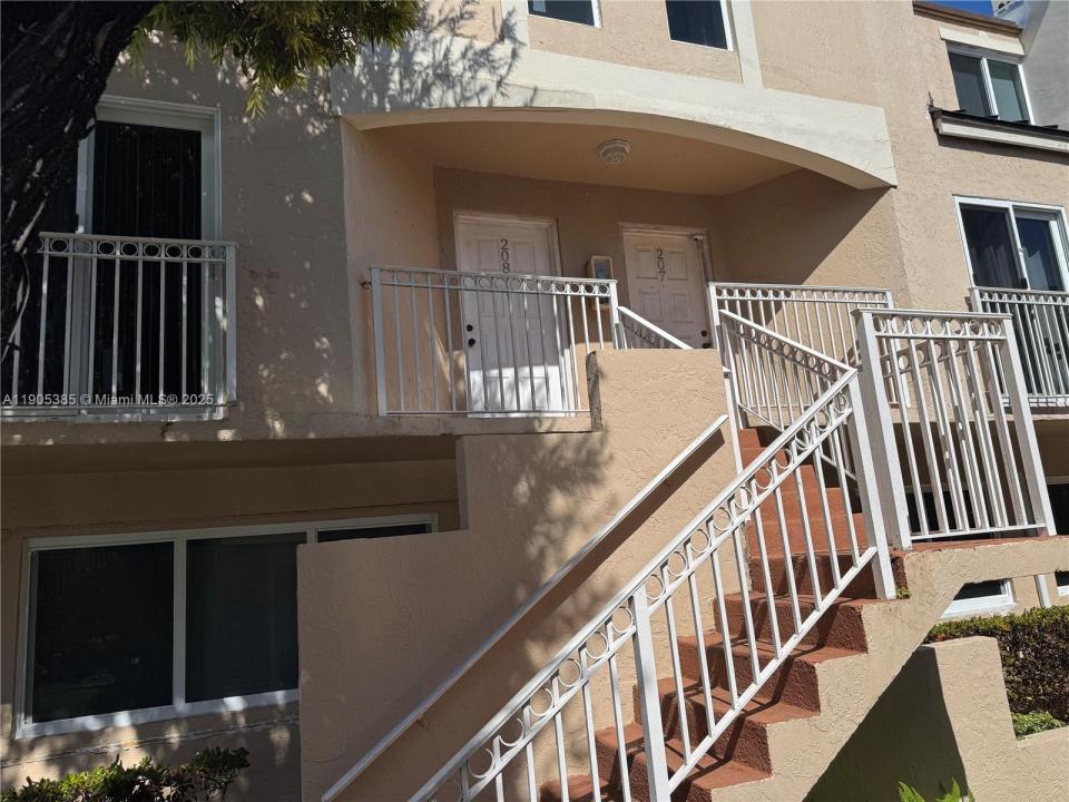 8585 NW 6th Ln 9-208, Miami, Flórida 33126, Estados Unidos