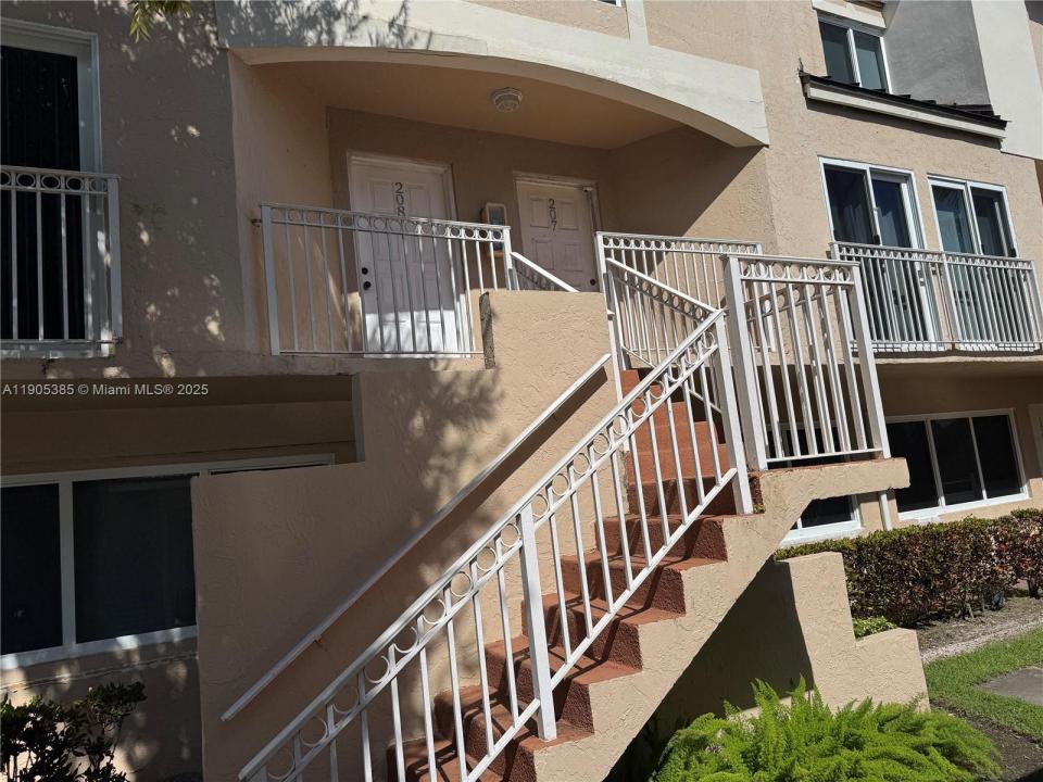 8585 NW 6th Ln 9-208, Miami, Flórida 33126, Estados Unidos