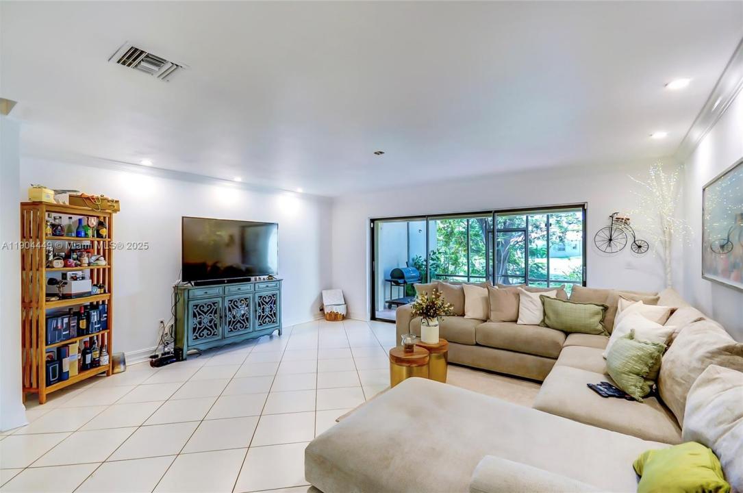 3831 Estepona Ave 11-D-2, Doral, Florida 33178, USA