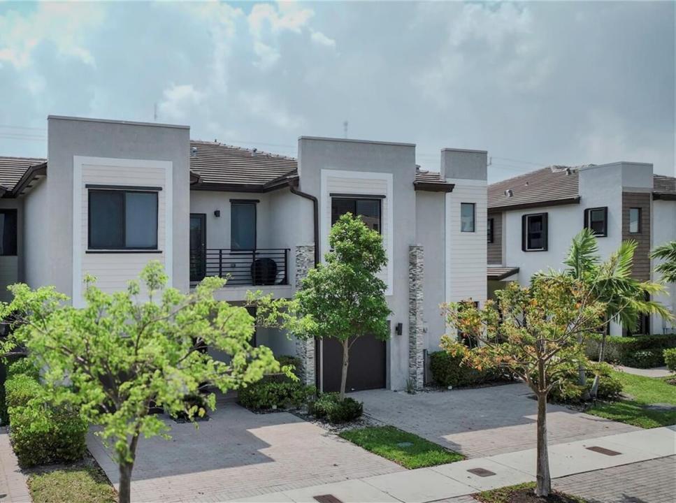 20600 NE 2nd Court Na, Via Ventura, North Miami Beach, فلوريدا 33179, الولايات المتحدة