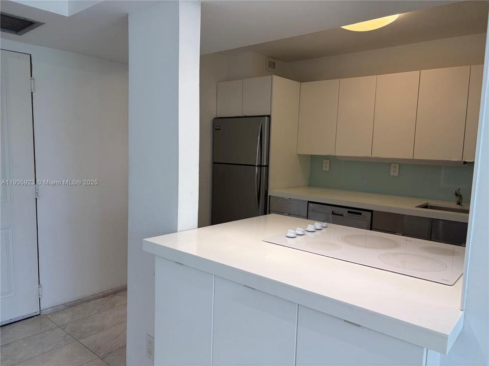 100 Bayview Dr 222, Sunny Isles Beach, Florida 33160, HOA KỲ
