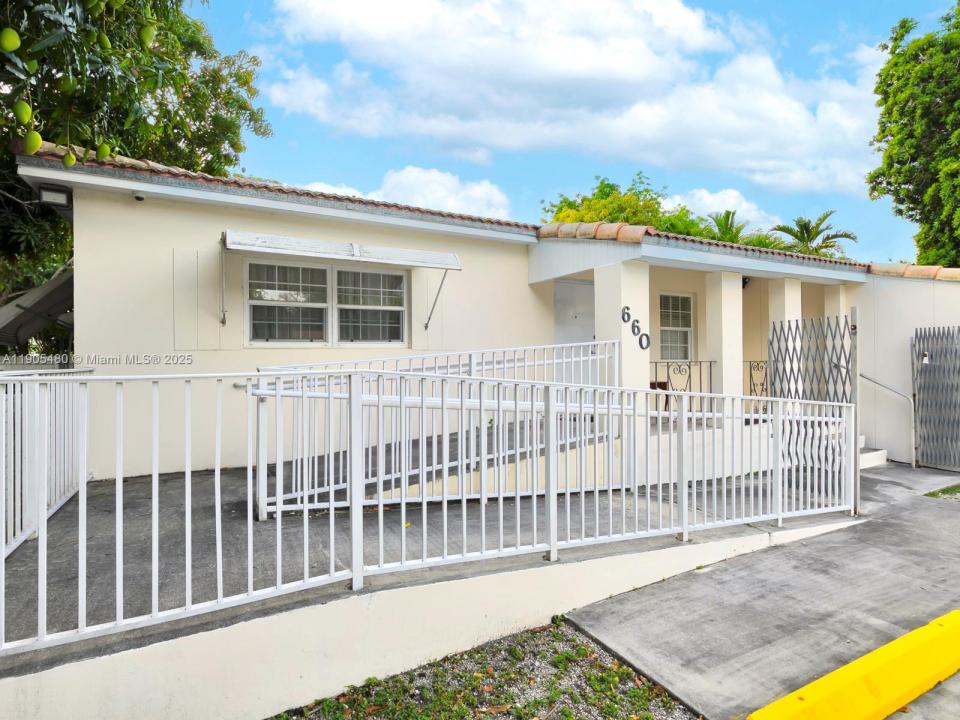 660 Miller Dr, Miami Springs, Floryda 33166, USA