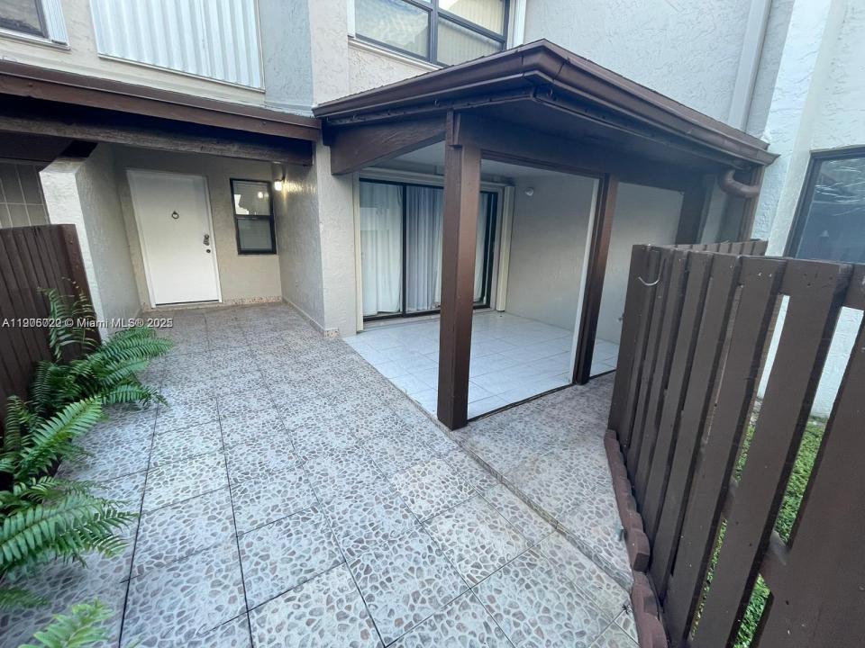 10302 NW 9th St Cir 103, Miami, פלורידה 33172, ארצות הברית של אמריקה