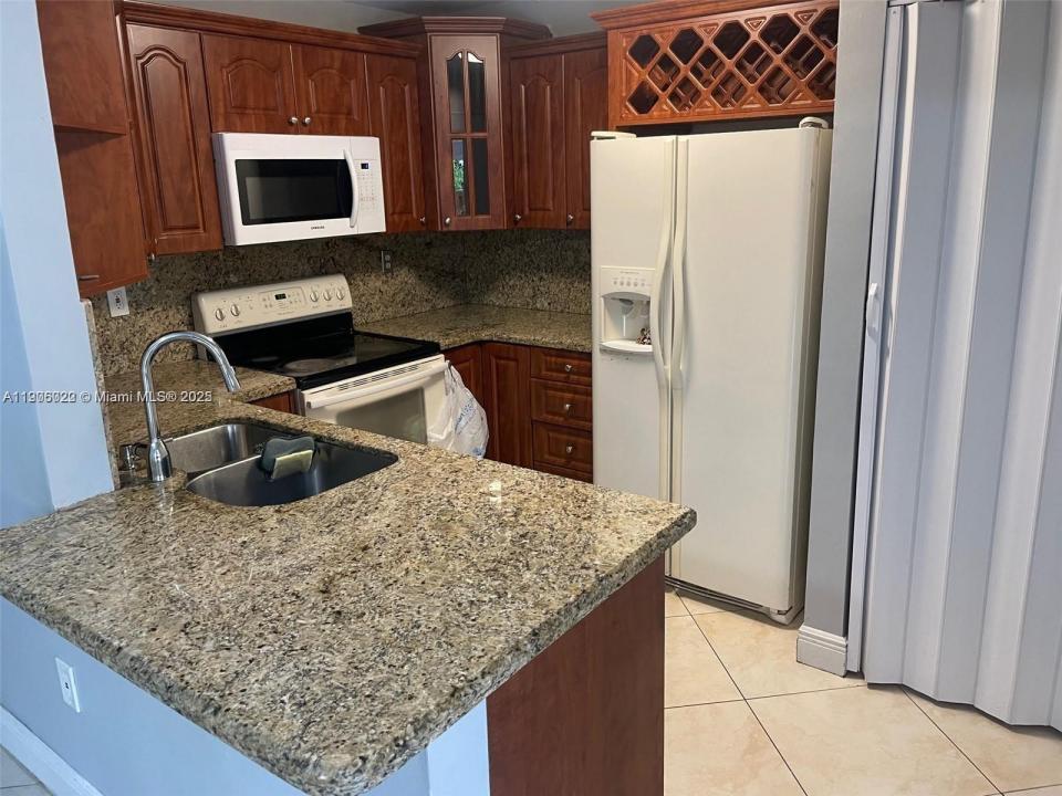 10302 NW 9th St Cir 103, Miami, פלורידה 33172, ארצות הברית של אמריקה