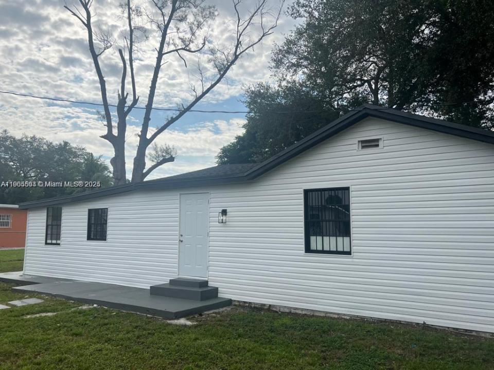 1934 NW 92nd St A, Miami, Florida 33147